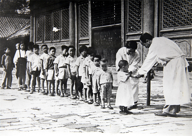 上世紀(jì)50年代初，位于天壇的中央防疫處（國藥集團(tuán)中國生物北京生物制品研究所前身）為兒童接種疫苗.jpg