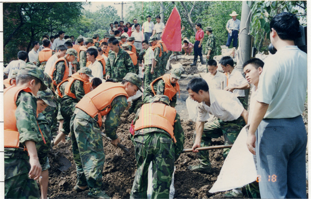 1998年8月15日，太極集團派出41名員工組成抗洪搶險隊，赴湖北荊州抗洪搶險。.jpg