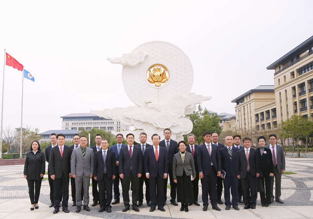 2024年2月26日，國藥集團(tuán)黨委書記、董事長劉敬楨一行訪問澳門大學(xué)，雙方簽署戰(zhàn)略合作協(xié)議并就進(jìn)一步深化合作進(jìn)行會談。澳門大學(xué)校長宋永華、副校長徐建，國藥集團(tuán)副總經(jīng)理（主持經(jīng)營工作）胡建偉，副總經(jīng)理董增賀、晉斌等出席活動(dòng)。1.png