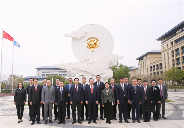 2024年2月26日，國藥集團(tuán)黨委書記、董事長劉敬楨一行訪問澳門大學(xué)，雙方簽署戰(zhàn)略合作協(xié)議并就進(jìn)一步深化合作進(jìn)行會談。澳門大學(xué)校長宋永華、副校長徐建，國藥集團(tuán)副總經(jīng)理（主持經(jīng)營工作）胡建偉，副總經(jīng)理董增賀、晉斌等出席活動。1.png