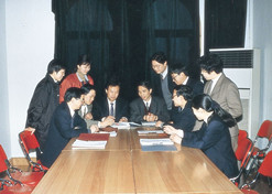 1990年，侯惠民帶領(lǐng)研發(fā)科研人員和企業(yè)科研人員一起交流。1996年侯惠民當(dāng)選中國工程院院士