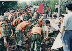 1998年8月15日，太極集團(tuán)派出41名員工組成抗洪搶險隊，赴湖北荊州抗洪搶險。